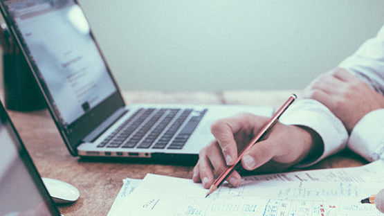 Nachhilfe im Studium hilft, am Ball zu bleiben und den Überblick zu behalten.